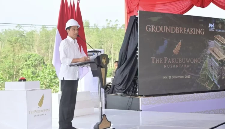 Presiden Jokowi Teken Aturan Percepatan Transformasi Digital Nasional/ Presiden Joko Widodo saat berpidato dalam agenda peletakan batu pertama pembangunan dua tower apartemen di IKN, Kabupaten Penajam Paser Utara, Provinsi Kalimantan Timur, Kamis (21/12/2023). Sekretariat Presiden.