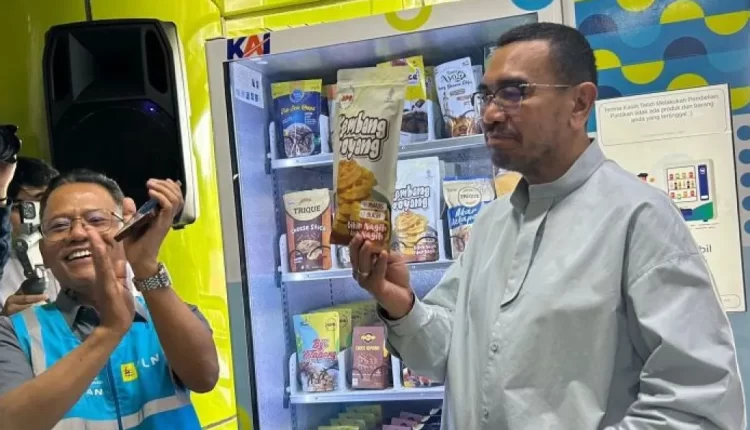 Inovasi Baru, Kementerian BUMN Luncurkan Vending Machine UMKM Binaan di Stasiun (Foto : ANTARA/Maria Cicilia Galuh)