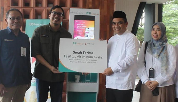 Sambut Mudik, BSI Maslahat dan BSI Sediakan Dua Mesin Air Minum Gratis di Masjid BSI Cipali dan Cipularang"